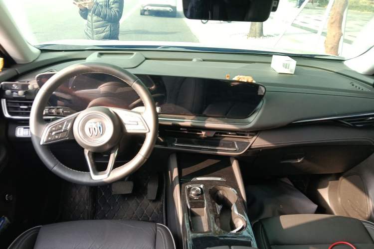 Used Buick Envision 2025 Encore Plus 28T Two-Wheel-Drive Platinum Edition Center Console