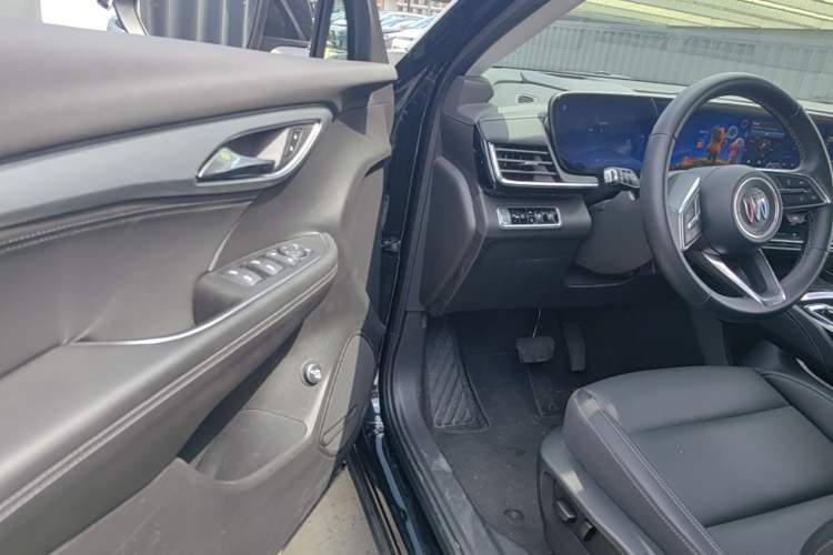 Used Buick Envision 2025 25T Entry-Grade Platinum Edition Driver Seat