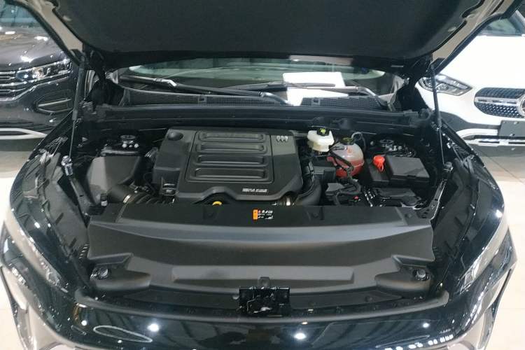 Used Buick Envision 2025 25T Entry-Grade Platinum Edition Engine Bay
