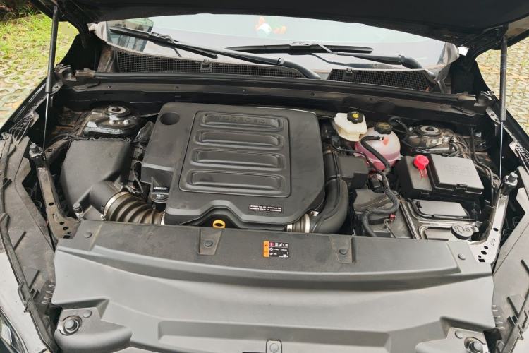 Used Buick Envision 2025 25T Entry-Grade Platinum Edition Engine Bay