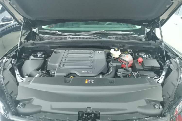 Used Buick Envision 2025 25T Entry-Grade Platinum Edition Engine Bay