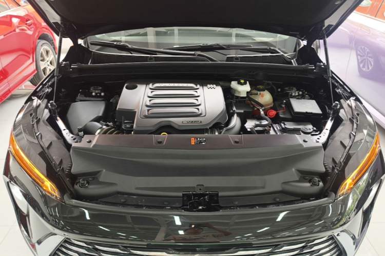 Used Buick Envision 2025 25T Entry-Grade Platinum Edition Engine Bay