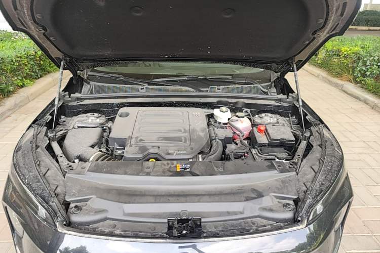 Used Buick Envision 2025 25T Entry-Grade Platinum Edition Engine Bay