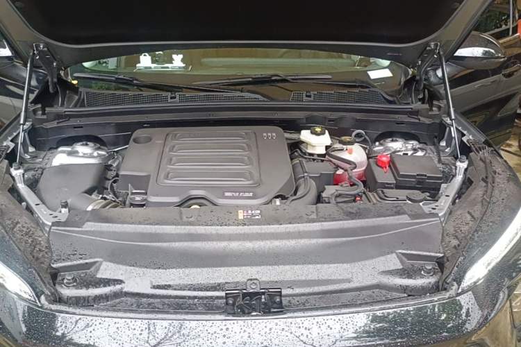 Used Buick Envision 2025 25T Entry-Grade Platinum Edition Engine Bay