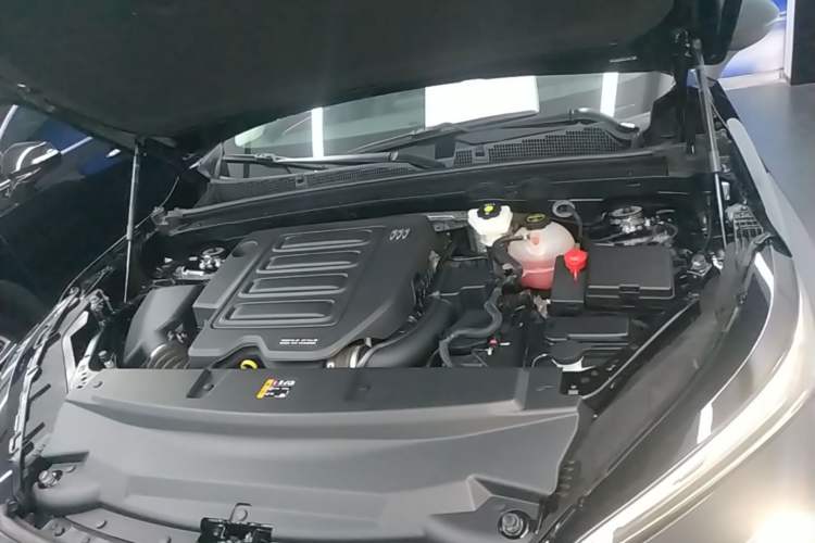 Used Buick Envision 2025 25T Entry-Grade Platinum Edition Engine Bay