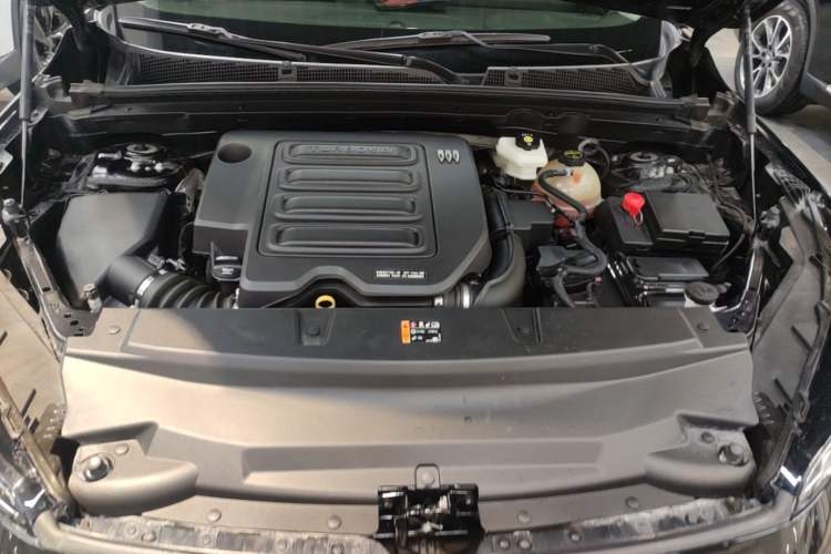 Used Buick Envision 2025 25T Entry-Grade Platinum Edition Engine Bay