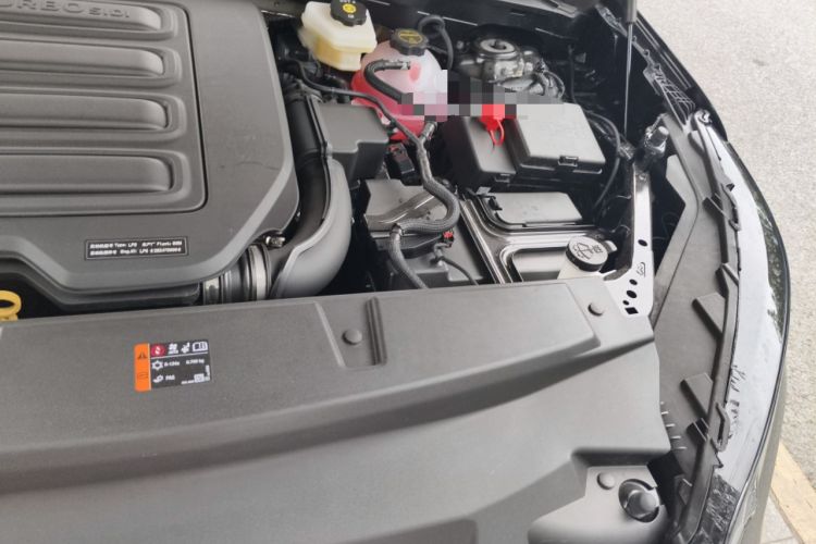 Used Buick Envision 2025 25T Entry-Grade Platinum Edition Engine Bay Left