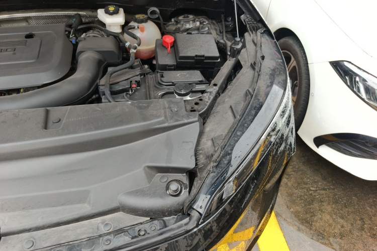 Used Buick Envision 2025 Encore Plus Four-Wheel Drive Avenir Engine Bay Left
