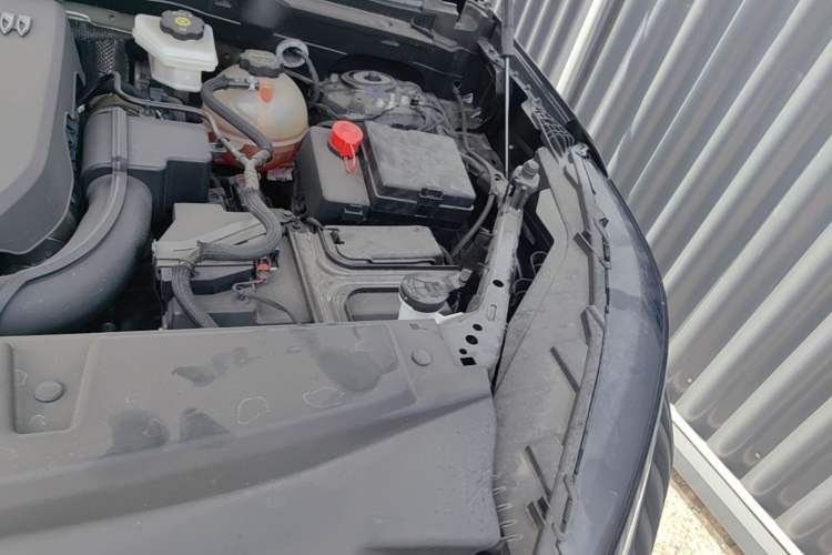 Used Buick Envision 2025 25T Entry-Grade Platinum Edition Engine Bay Left