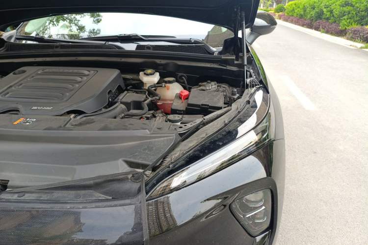 Used Buick Envision 2025 25T Entry-Grade Platinum Edition Engine Bay Left