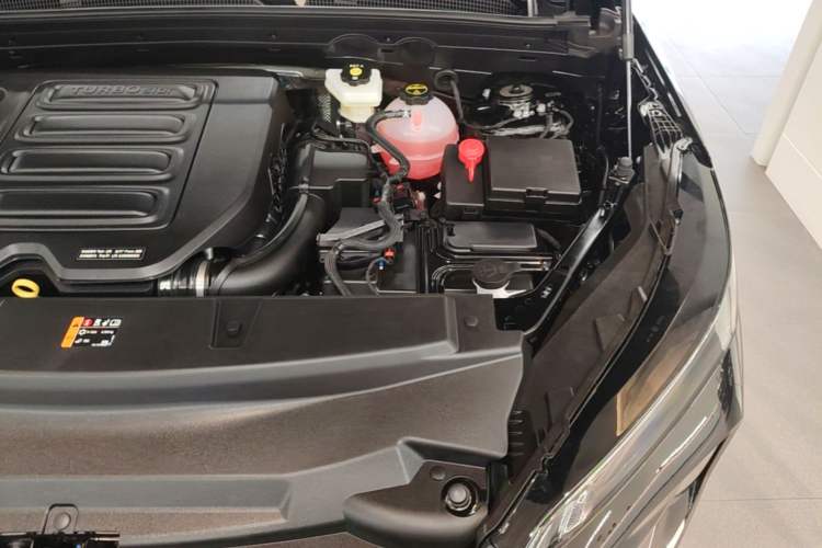 Used Buick Envision 2025 25T Platinum Edition Engine Bay Left