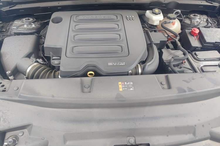 Used Buick Envision 2025 25T Entry-Grade Platinum Edition Engine Bay