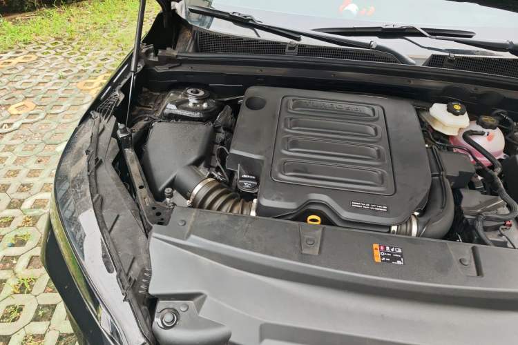 Used Buick Envision 2025 25T Entry-Grade Platinum Edition Engine Bay Right