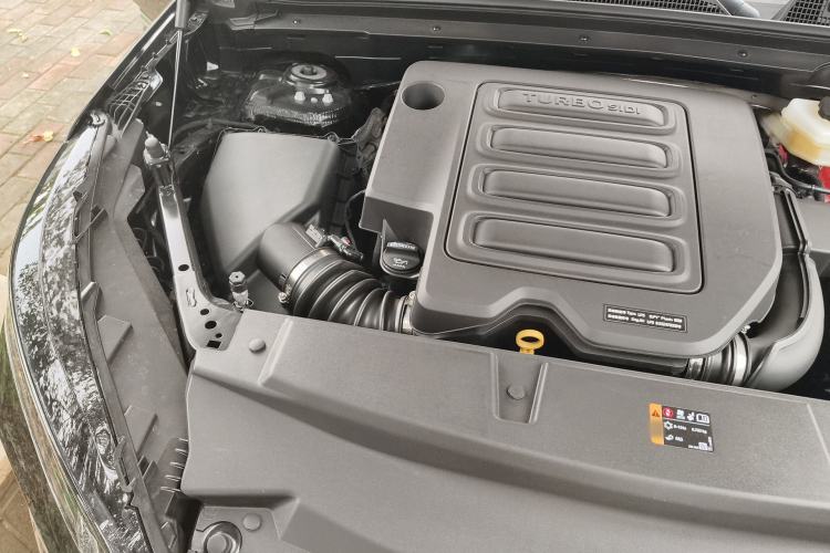 Used Buick Envision 2025 25T Entry-Grade Platinum Edition Engine Bay Right