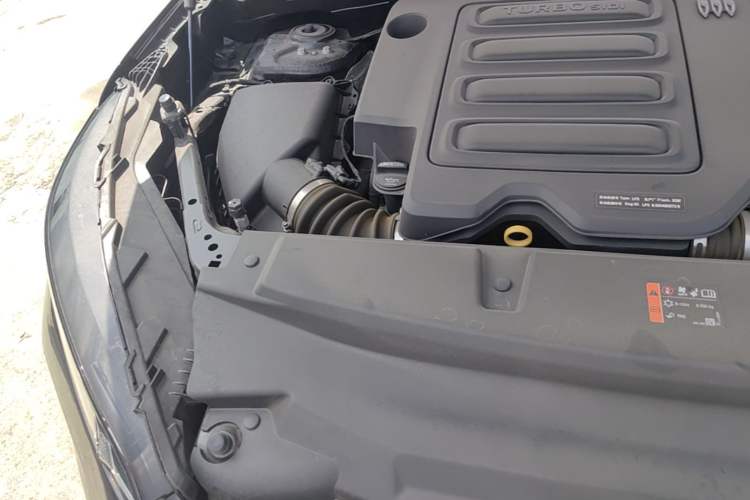 Used Buick Envision 2025 25T Entry-Grade Platinum Edition Engine Bay Right