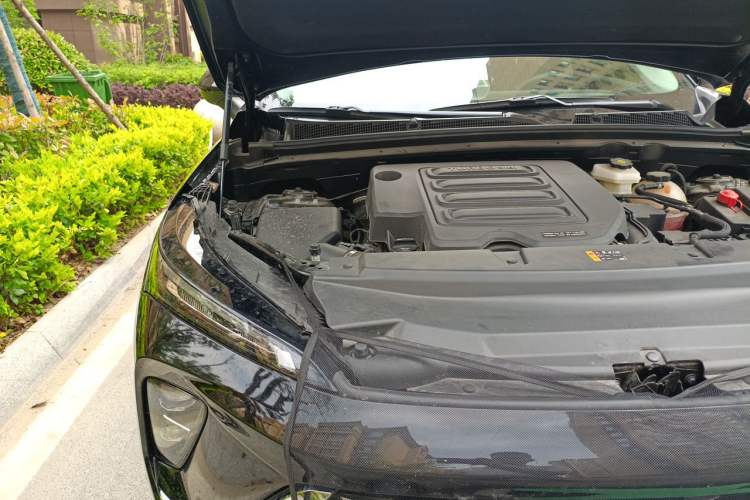 Used Buick Envision 2025 25T Entry-Grade Platinum Edition Engine Bay Right