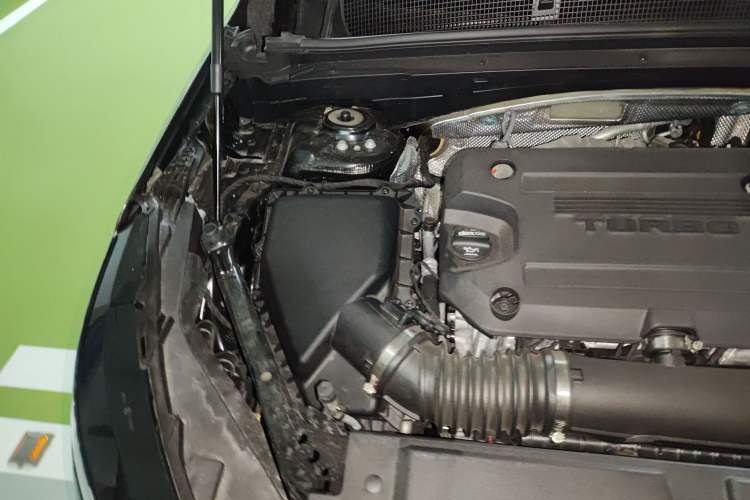 Used Buick Envision 2025 Encore Plus Four-Wheel Drive Avenir Engine Bay Right