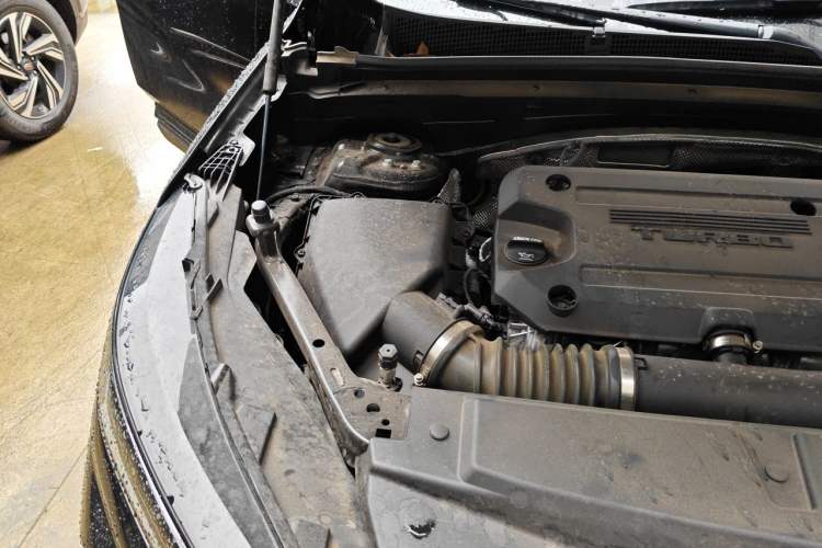 Used Buick Envision 2025 Encore Plus 28T Two-Wheel-Drive Platinum Edition Engine Bay Right