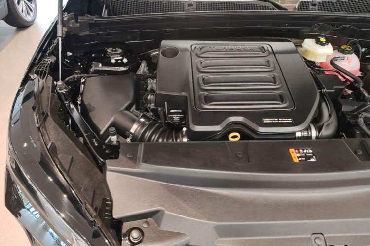 Used Buick Envision 2025 25T Platinum Edition Engine Bay Right