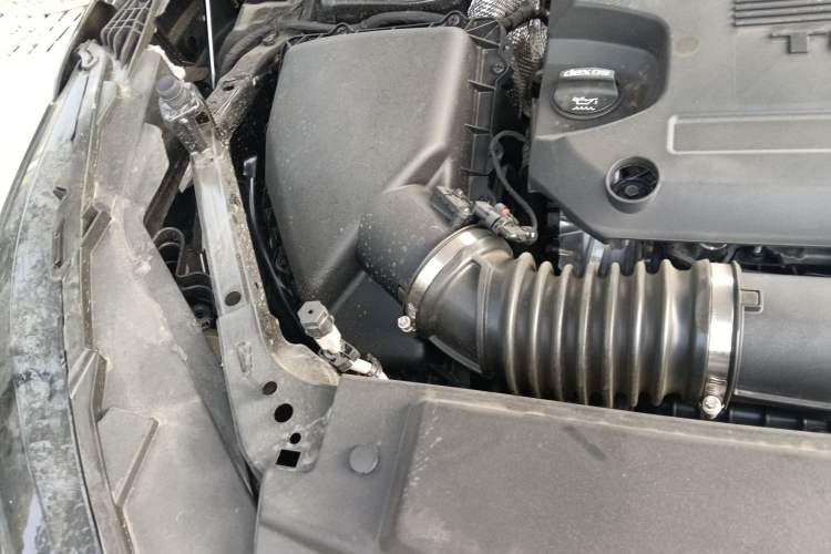 Used Buick Envision 2025 Encore Plus 28T Two-Wheel-Drive Platinum Edition Engine Bay Right