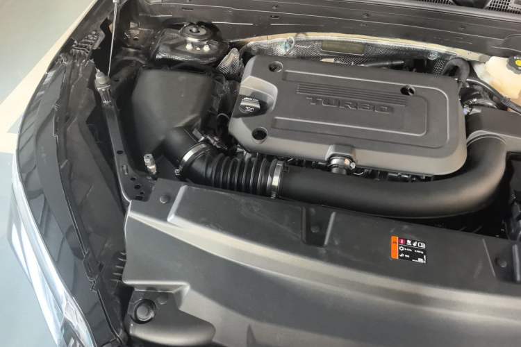Used Buick Envision 2025 Encore Plus Four-Wheel Drive Avenir Engine Bay Right