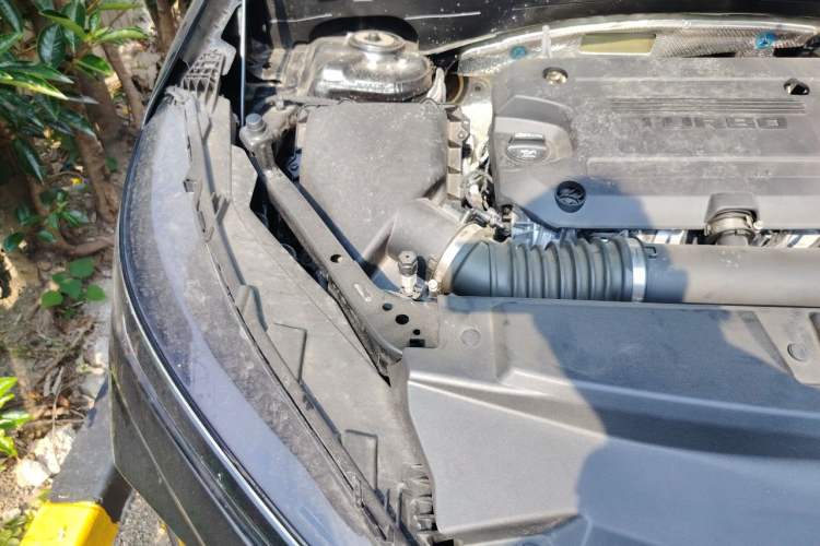 Used Buick Envision 2025 Encore Plus Four-Wheel Drive Avenir Engine Bay Right