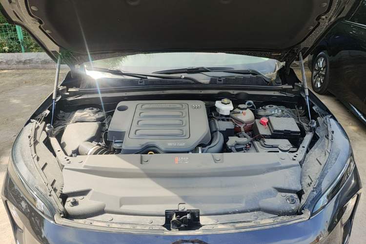 Used Buick Envision 2025 25T Entry-Grade Platinum Edition Engine Bay