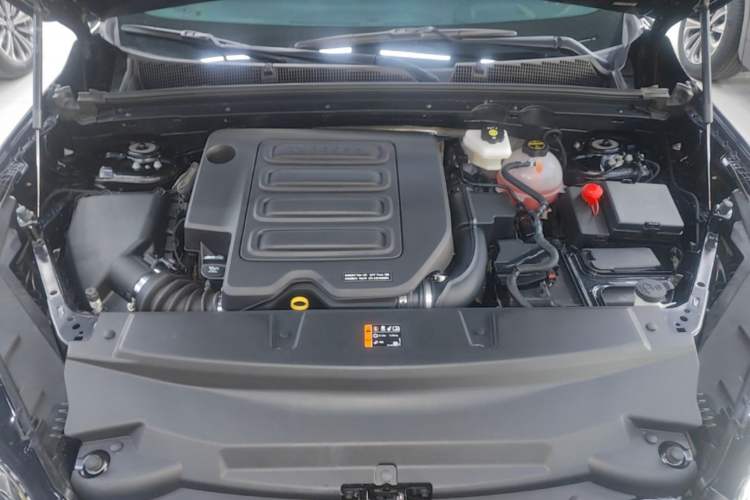 Used Buick Envision 2025 25T Entry-Grade Platinum Edition Engine Bay
