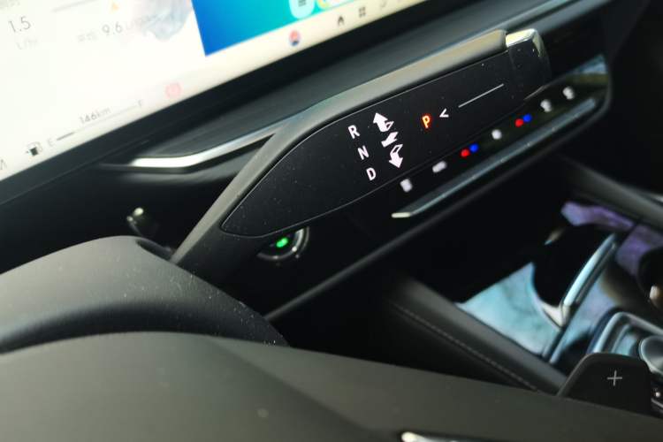 Used Buick Envision 2025 Encore Plus 28T Two-Wheel-Drive Platinum Edition Gear Lever