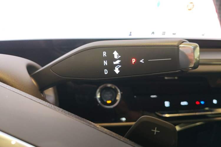 Used Buick Envision 2025 25T Platinum Edition Gear Lever