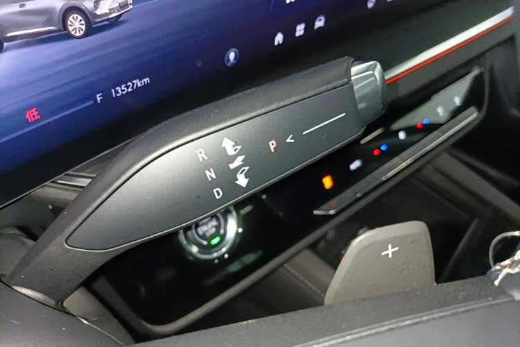 Used Buick Envision 2025 25T Entry-Grade Platinum Edition Gear Lever