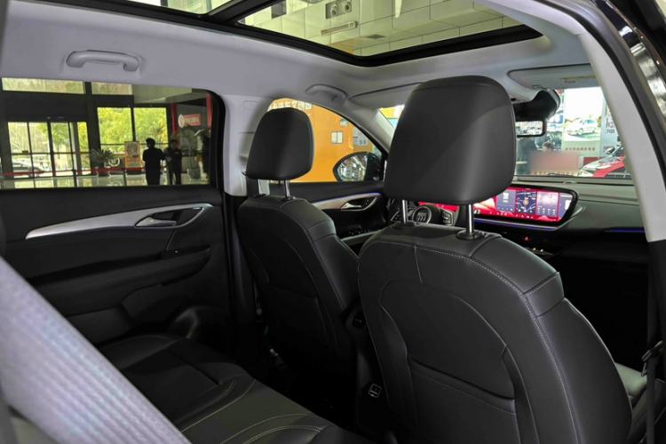 Used Buick Envision 2025 Encore Plus 28T Two-Wheel-Drive Platinum Edition Interior 10