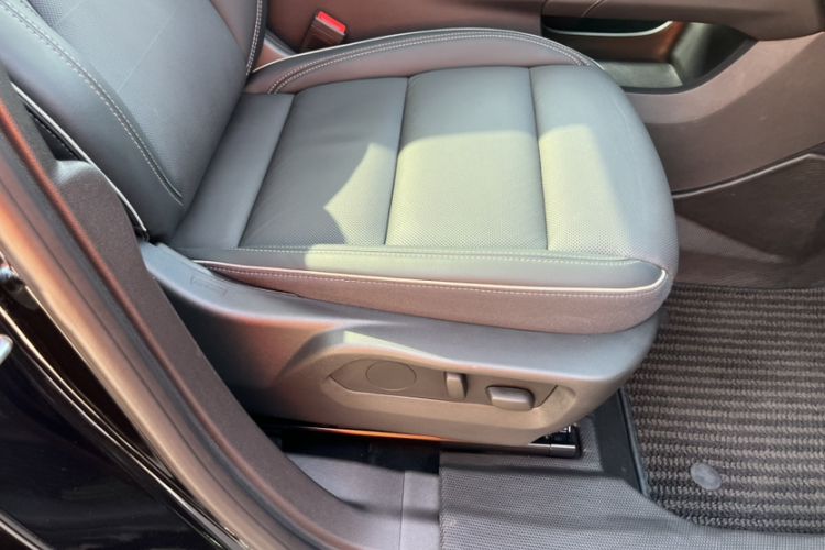 Used Buick Envision 2025 Encore Plus 28T Two-Wheel-Drive Platinum Edition Interior 10