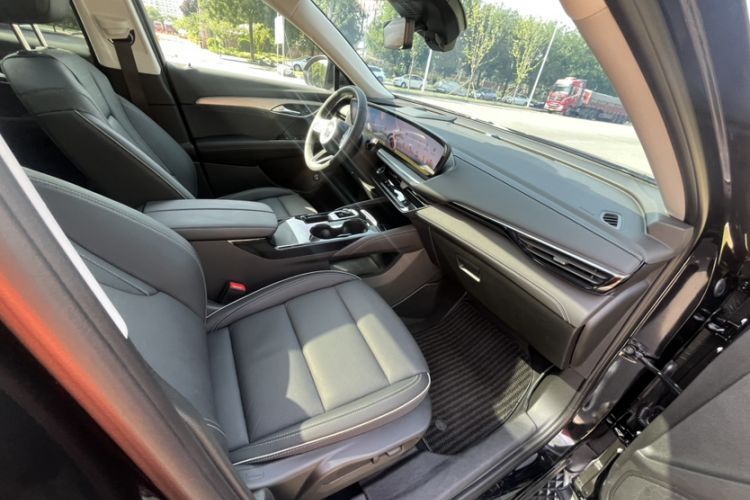 Used Buick Envision 2025 Encore Plus 28T Two-Wheel-Drive Platinum Edition Interior 11