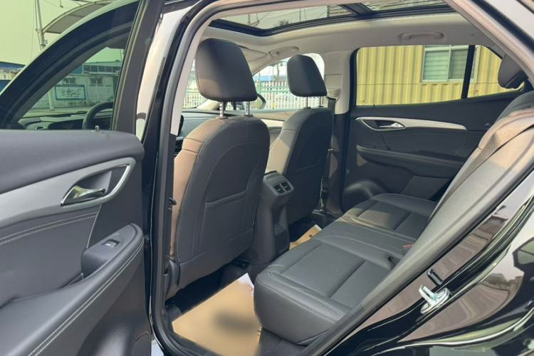 Used Buick Envision 2025 25T Entry-Grade Platinum Edition Interior 2