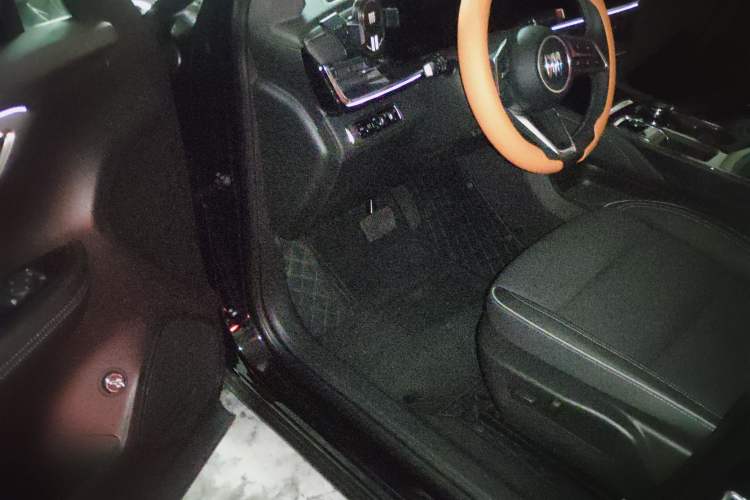 Used Buick Envision 2025 Encore Plus 28T Two-Wheel-Drive Platinum Edition Interior 3