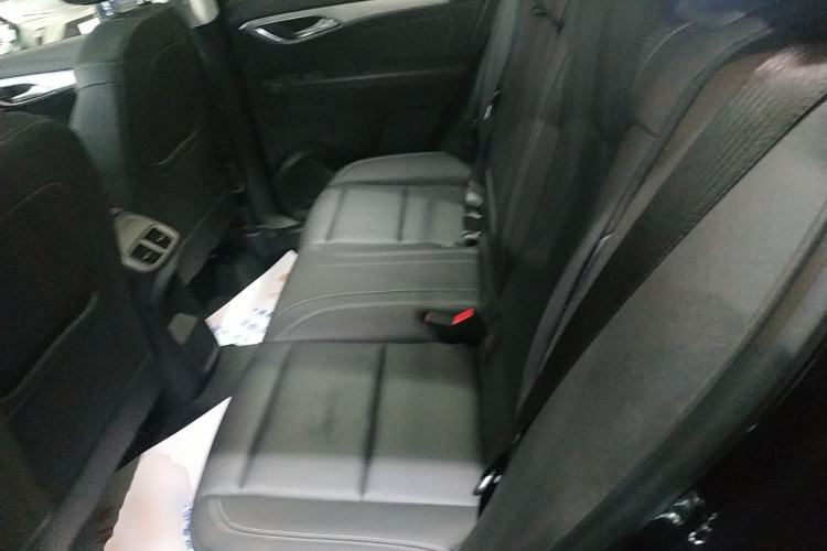 Used Buick Envision 2025 25T Entry-Grade Platinum Edition Interior 4