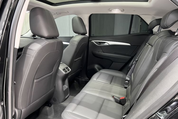 Used Buick Envision 2025 25T Entry-Grade Platinum Edition Interior 4