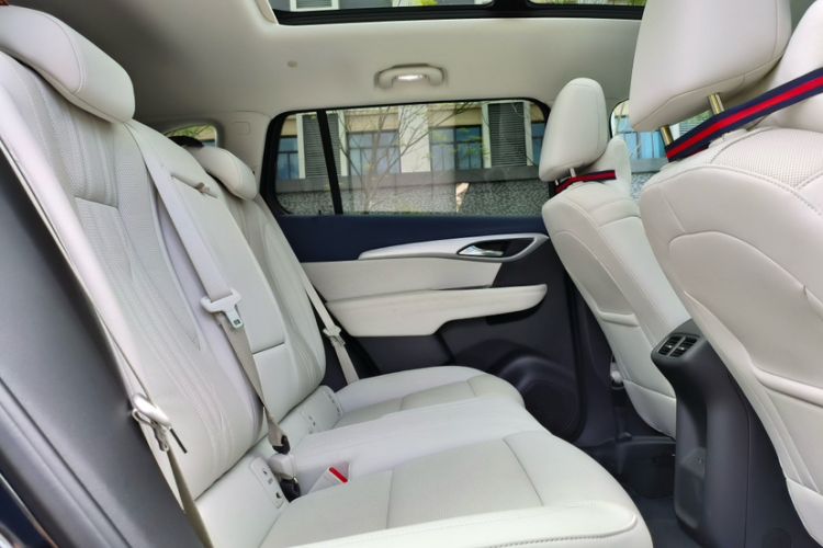 Used Buick Envision 2025 Encore Plus Four-Wheel Drive Avenir Interior 4