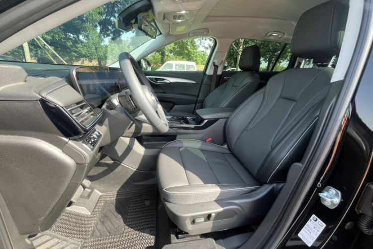 Used Buick Envision 2025 Encore Plus 28T Two-Wheel-Drive Platinum Edition Interior 5