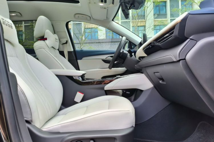 Used Buick Envision 2025 Encore Plus Four-Wheel Drive Avenir Interior 5