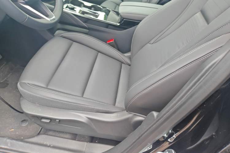 Used Buick Envision 2025 25T Entry-Grade Platinum Edition Left Front Seat