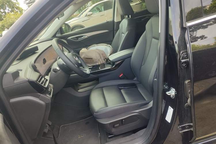Used Buick Envision 2025 25T Entry-Grade Platinum Edition Left Front Seat