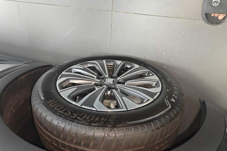 Used Buick Envision 2025 Encore Plus 28T Two-Wheel-Drive Platinum Edition Left Front Wheel Hub
