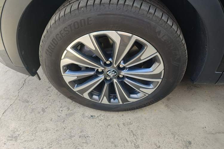 Used Buick Envision 2025 25T Entry-Grade Platinum Edition Left Front Wheel Hub
