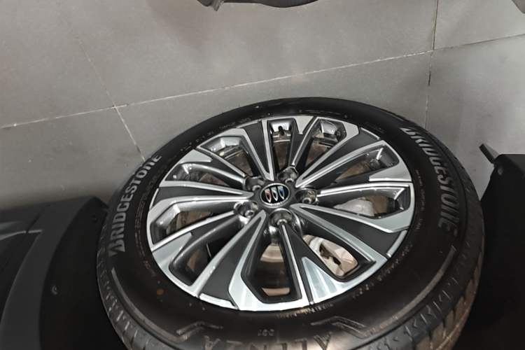 Used Buick Envision 2025 Encore Plus 28T Two-Wheel-Drive Platinum Edition Left Front Wheel Hub