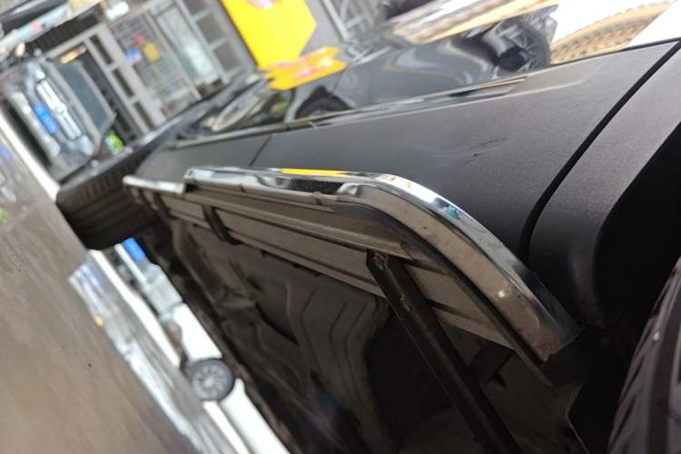 Used Buick Envision 2025 Encore Plus 28T Two-Wheel-Drive Platinum Edition Left Side Sill