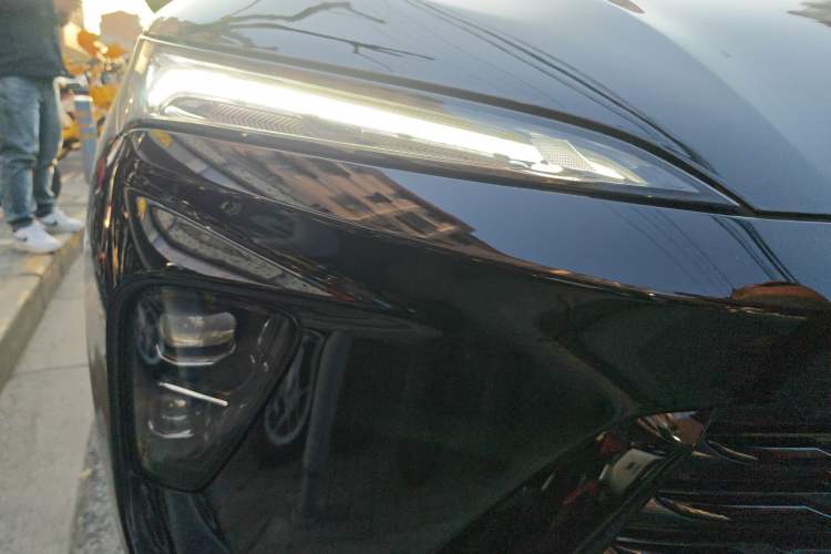 Used Buick Envision 2025 Encore Plus 28T Two-Wheel-Drive Platinum Edition Right Front Headlight