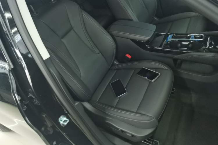 Used Buick Envision 2025 25T Entry-Grade Platinum Edition Right Front Seat