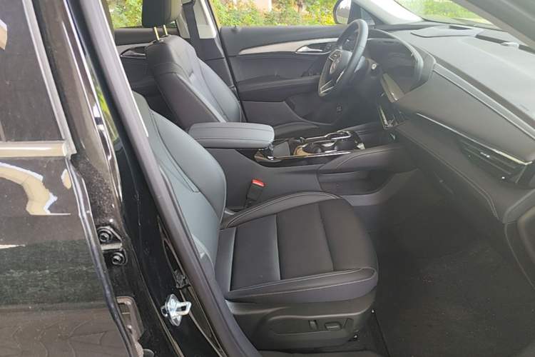 Used Buick Envision 2025 25T Entry-Grade Platinum Edition Right Front Seat